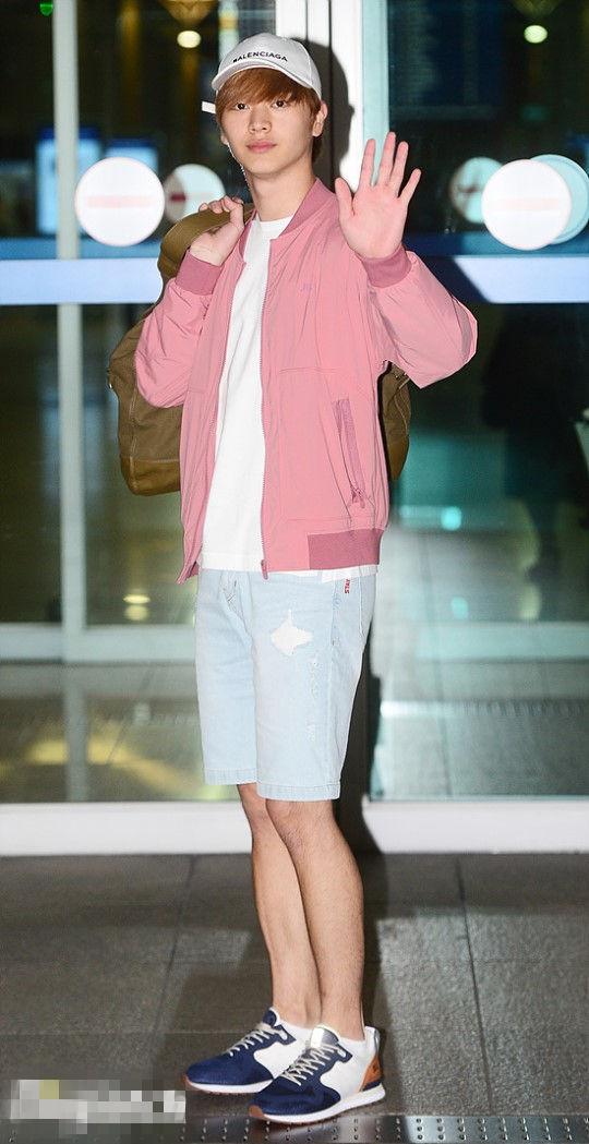 btob陆星材潮爆机场 粉色夹克吸睛满满【组图】