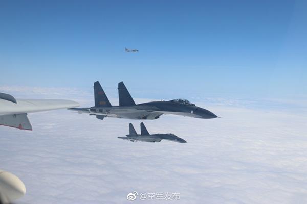 解放军战机绕台湾岛巡航日本军机竟跟踪偷拍