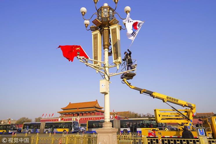 2017年12月13日,北京天安门前悬挂起中韩两国国旗.