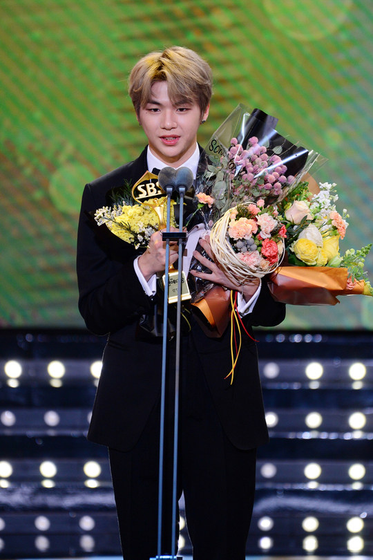 sbs演艺大赏于晓光秋瓷炫红毯秀恩爱wannaone登台表演组图