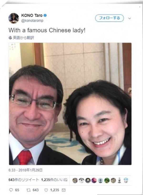 结束访华后日本外相晒与中国外交部发言人华春莹微笑自拍