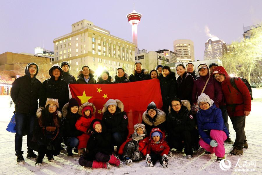 加拿大卡尔加里市举行春节"亮红"仪式