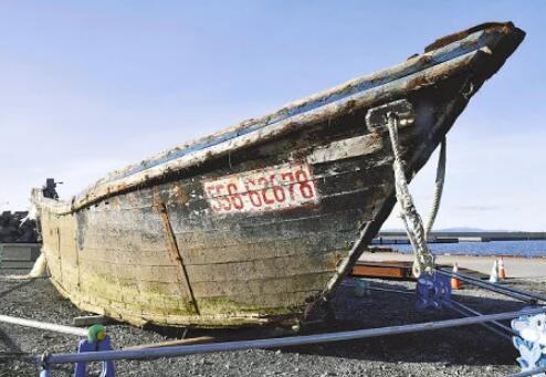 漂到日本北海道的一艘木船(图源:读卖新闻)