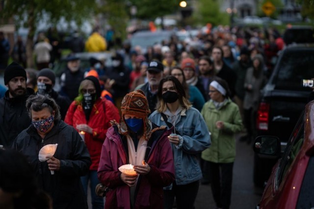 美国民众抗议种族不平等把打仗的钱用来支持民生吧