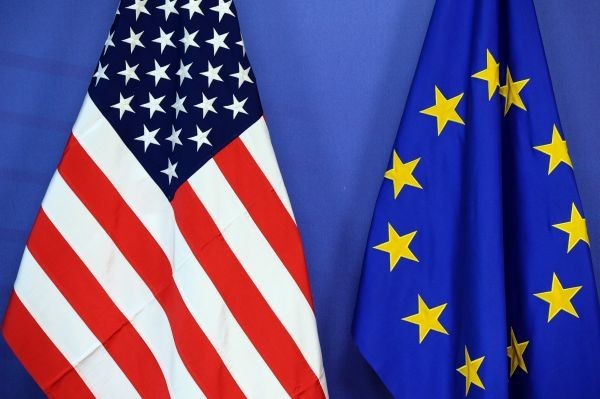 美国国旗和欧盟盟旗(法新社资料图片)