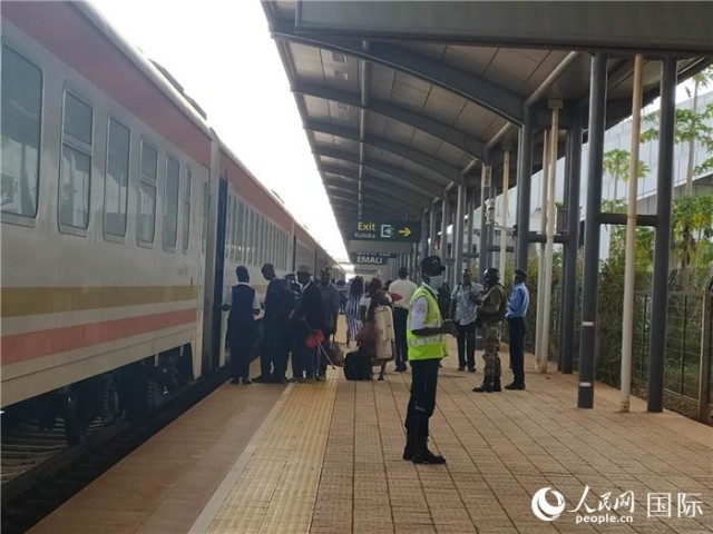 乘客们正在排队上车。人民网记者 黄培昭摄