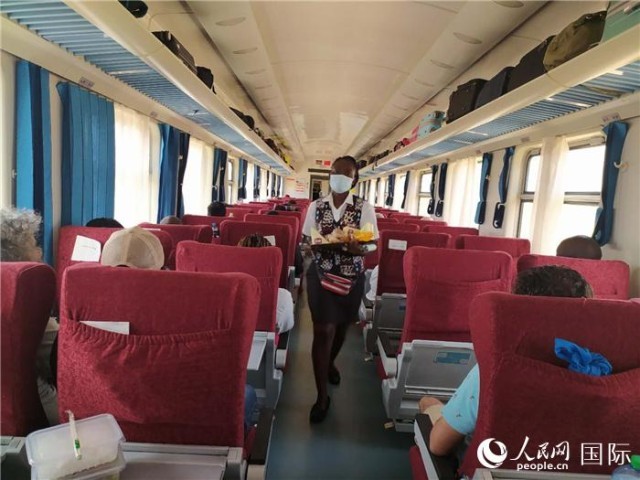 蒙内铁路车厢内。人民网记者 黄培昭摄