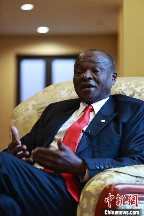 “一带一路”国际合作高峰论坛咨询委员会第五次会议近日在北京召开,非盟委员会前副主席姆温查在会议期间接受了记者专访。他表示,非洲70%以上的债务来自以西方为主的多边金融机构和商业债权人,声称中国在非洲制造“债务陷阱”纯属子虚乌有。 <a target='_blank' href='/'><p align=