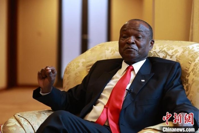 “一带一路”国际合作高峰论坛咨询委员会第五次会议近日在北京召开,非盟委员会前副主席姆温查在会议期间接受了记者专访。他表示,非洲70%以上的债务来自以西方为主的多边金融机构和商业债权人,声称中国在非洲制造“债务陷阱”纯属子虚乌有。 <a target='_blank' href='/'><p align=