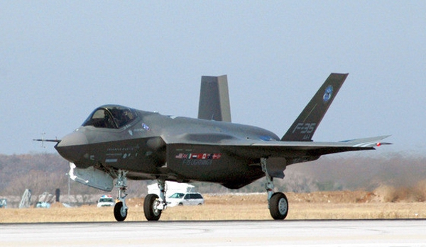 ��������Ժ��׼�򺫹�����25��F-35����ս��.jpg