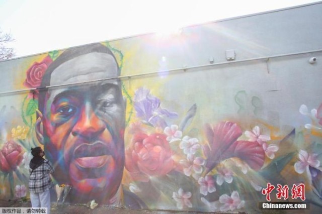 ����ʱ��2020��5�£����˾���Ф���ھв��������Ӹ�������ʱ���򾱴�9���ӵ��¸��������������������±������ȳơ����޷�����������Ƶ��ȫ���������ģ���顣ͼΪ���������ݵ����У�һ��Ů���ڸ������µıڻ�ǰ���ﾴ�⡣