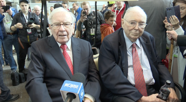 巴菲特与芒格接受第一财经记者采访(第一财经记者摄于2019年伯克希尔哈撒韦股东大会)