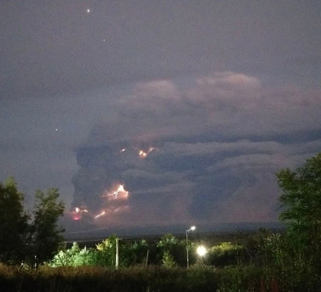 俄罗斯希韦卢奇火山喷发