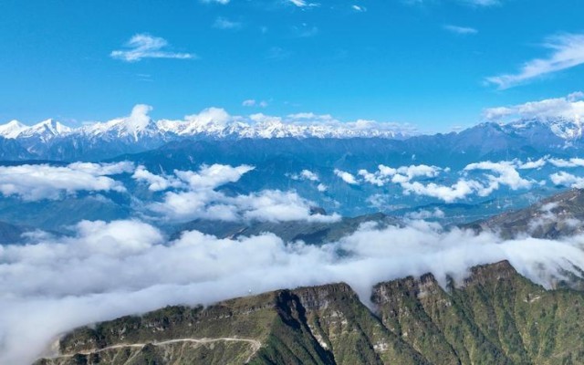 台湾青年:寻美川藏线是令人震撼和难忘的旅程