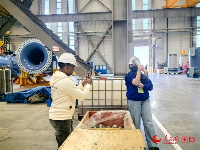 ��ý���ߵ��������ڵľ�����˨�������� �����