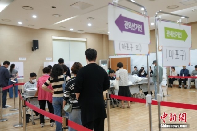 当地时间5月29日,选民在韩国首尔麻浦区一投票站等候投票。当天上午6时,韩国第21届总统选举“事前投票”在全国3568个投票站正式启动。<a target='_blank' href='/'><p align=