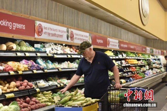 图为美国民众在马里兰州罗克韦尔一超市购物。 <a target='_blank' href='/'><p align=