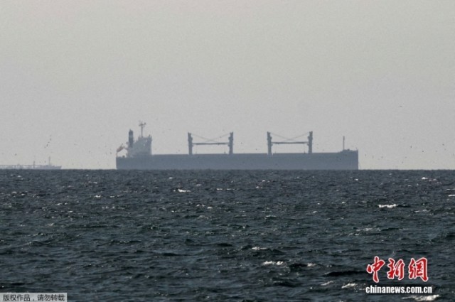 ����ʱ��4��8�գ�������˹���������ӷ��������ƣ��ڡ���ɫ��Υ��ͣ��Э�顱�󣬻���ľ�Ⱥ�Ͽ�ĺ����������½����������ͣ�͡�������˹���������ӱ�ʾ��һ��ԭ��������ͨ���ú�Ͽ�Ĵ�ֻ�ں�Ͽ�����ı��˺��߲���ͷ���ء�����ͼΪһ�Ҵ�ͣ���ڿ�������ľ�Ⱥ�Ͽ�ĺ��򸽽���