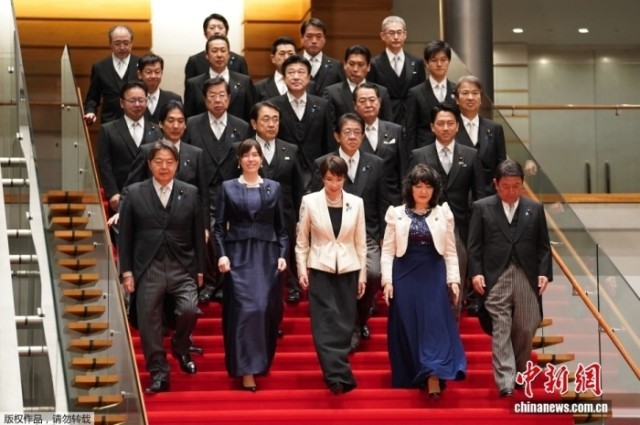 当地时间2月18日晚,日本首相任命和内阁大臣认证仪式在日本皇宫举行,第二届高市早苗内阁正式成立。此前日本内阁官房长官木原稔在记者会上称,第二届高市早苗内阁中,上一届内阁全体官员将留任。图为当地时间2月18日,日本首相高市早苗(前排中)在东京的首相官邸率阁僚合影。