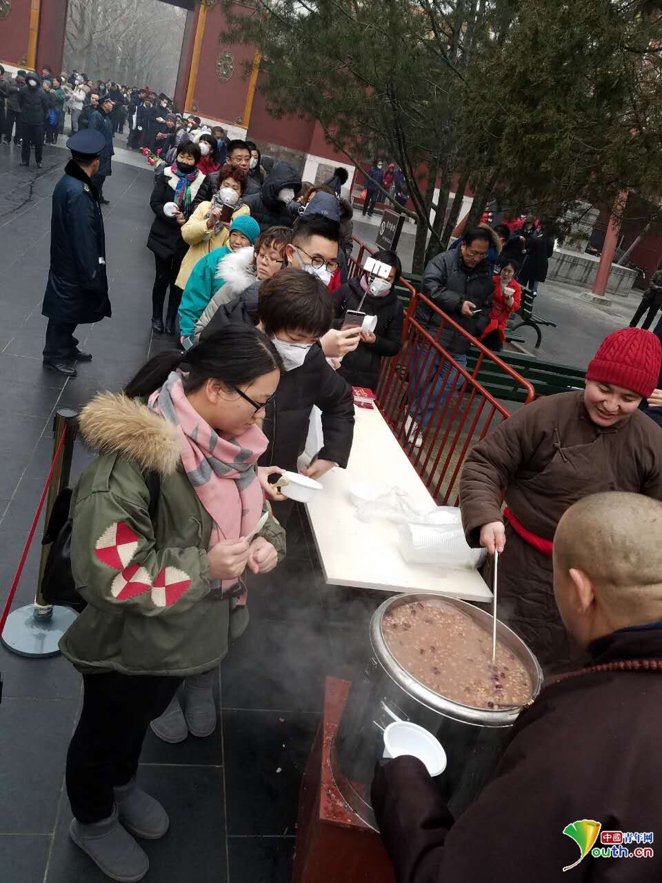 雍和宫:市民喝腊八粥祈福