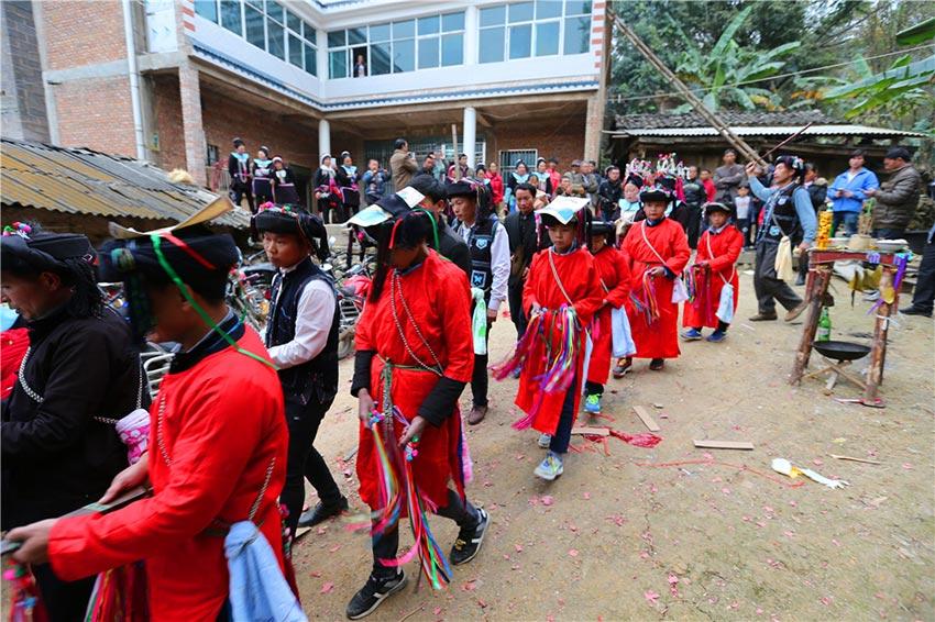 云南师宗5名瑶族男子的传统成人礼组图