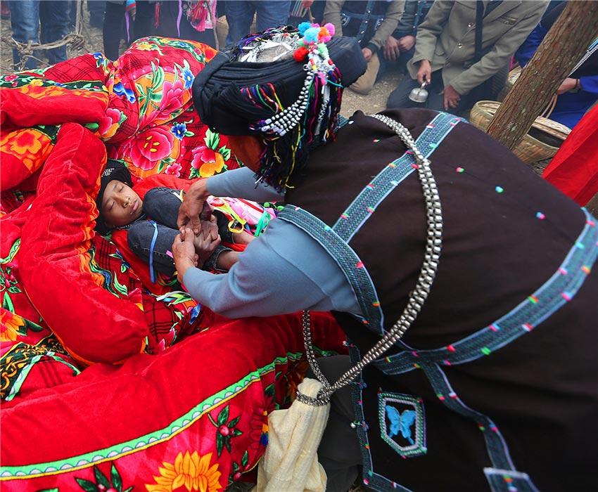 云南师宗5名瑶族男子的传统成人礼组图