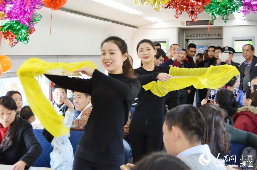 高清组图火车上的元宵节温馨祝福送旅客