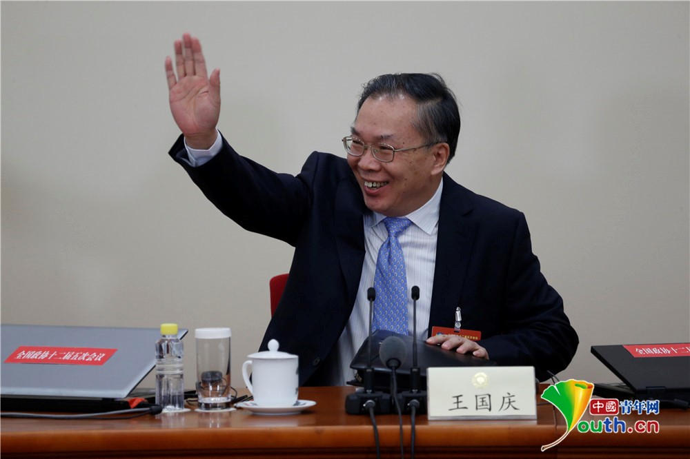 把敏感问题讲清楚 政协发言人王国庆请两会记者打分