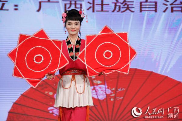 彩调演员展示绝活