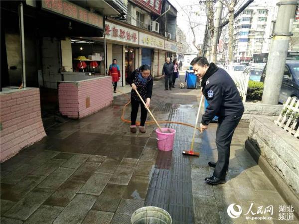 硚口城管尝试感动式执法污路店主自觉帮忙