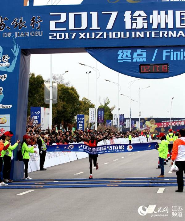 徐馬男子組第一個衝過終點的依然是肯尼亞選手.