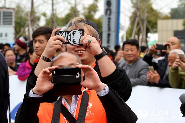 自媒体时代,只要一部智能手机,每一个人都是"公民记者".