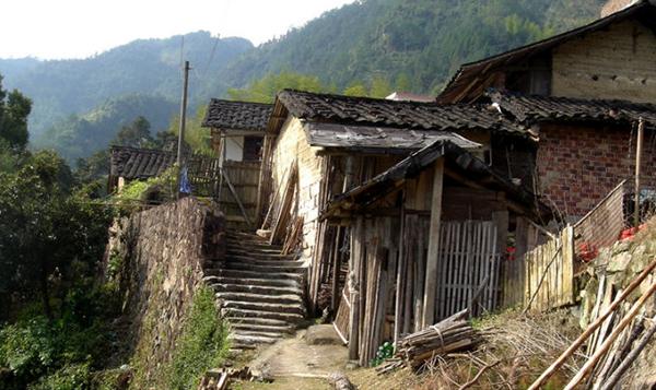 桦岭村整村迁建工程补助直到工程完工也没有发下来.