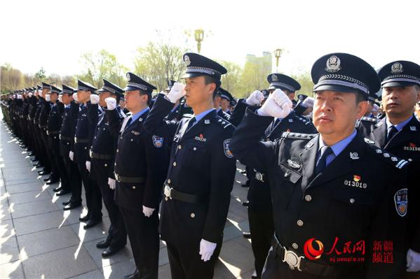 乌鲁木齐市举行反恐维稳誓师大会组图