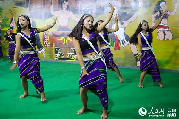 云南耿马各族群众欢度青苗节组图