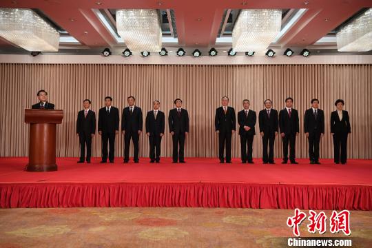 王东明携新一届四川省委常委集体亮相. 张浪 摄