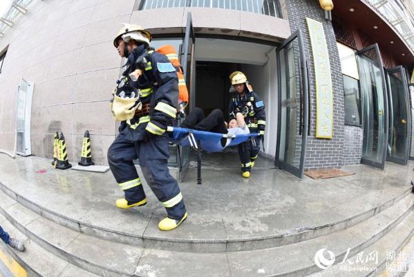 湖北保康警方开展高楼失火救人演练图