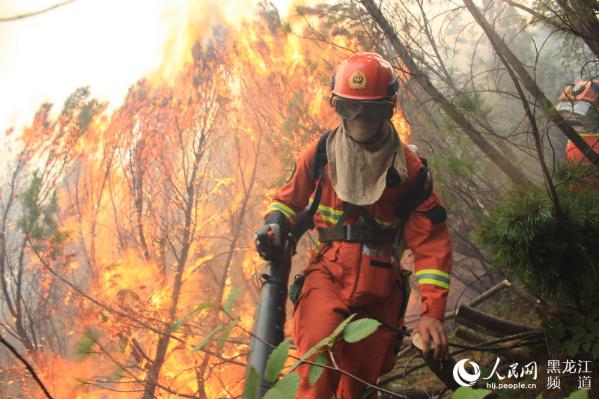 武警大興安嶺地區森林支隊千餘官兵撲救森林火災