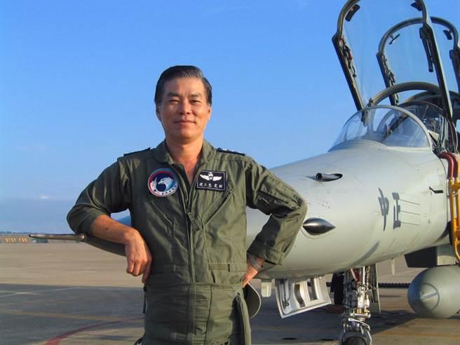 台退役飞行员对蔡当局年改失望透顶怒砸勋章抗议