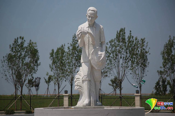 海水转换池中央伫立的袁隆平雕像. 中国青年网记者 李拓摄