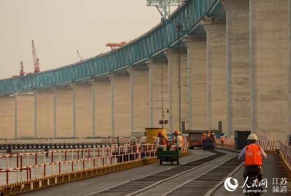 探访高温下的沪通大桥建设者头顶烈日坚守一线