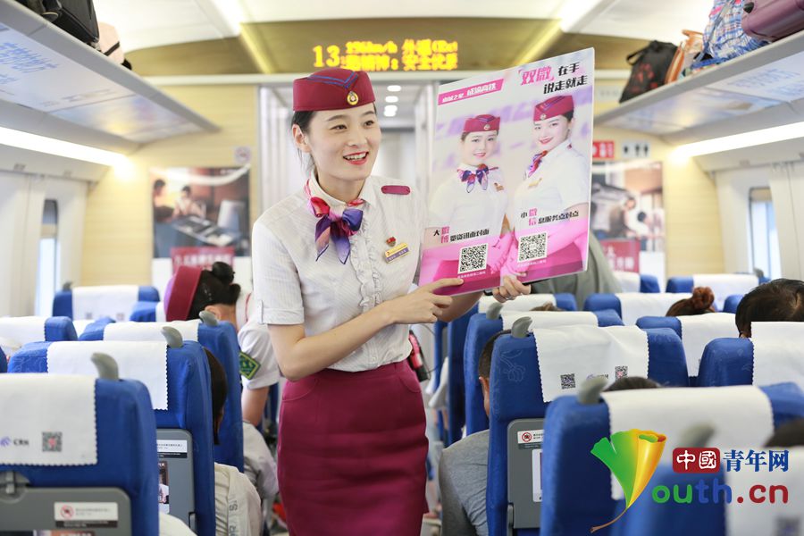 8月30日,在g8526次列车上高铁动妹在车厢内宣传成渝高铁双微平台.