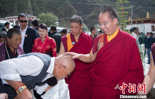 确吉杰布为信众摸顶赐福 何蓬磊 摄