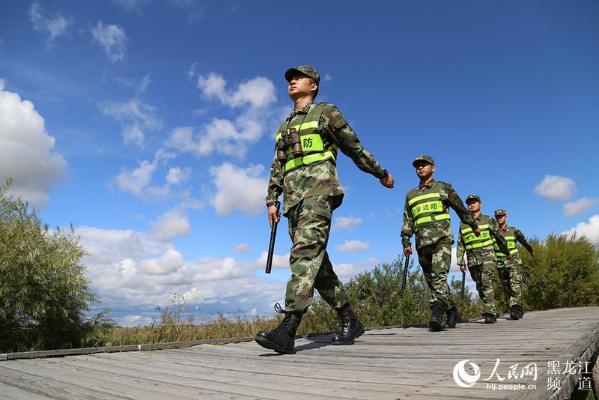 武警鶴崗邊防支隊團結邊防派出所加強溼地巡邏巡查嚴防偷捕盜獵