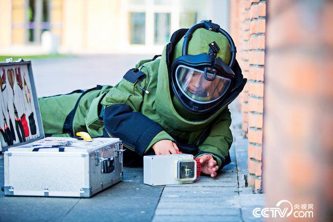 拆弹专家朱建民手攥生命导线必须万无一失