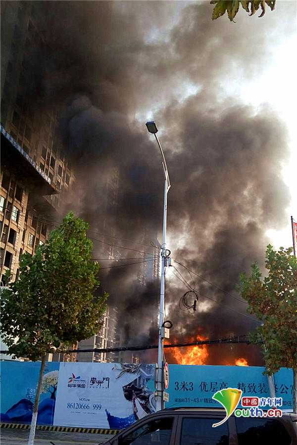 河南裕华满园在建楼盘失火 现场浓烟滚滚火浪冲天