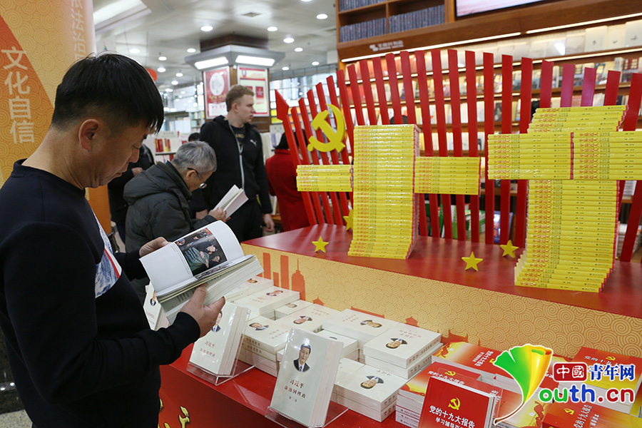 《习近平谈治国理政》第二卷中英文版出版发行 书店已有售