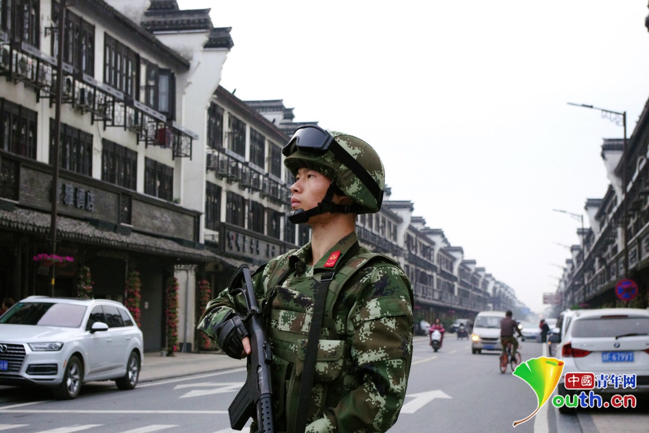 圖為武警桐鄉中隊班長張勇在烏鎮外圍執勤.