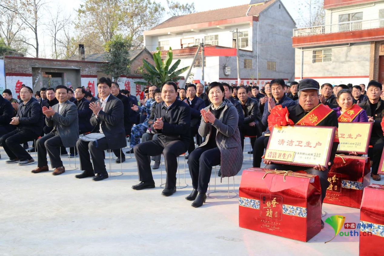 县委书记罗文阁,县长李全林等旁听程楼村"一会四评"表彰大会.