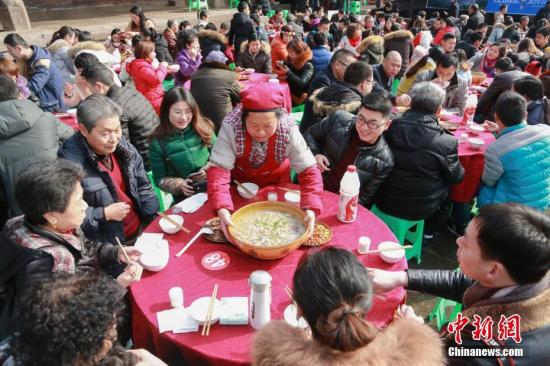 资料图:四川武胜近千游客吃庖汤喜迎新年。康建林 摄